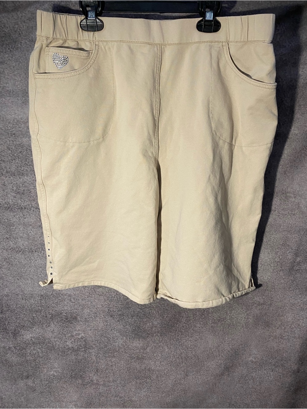 Quacker Factory DreamJeannes Shorts Large Beige Tan Rhinestone Heart Pull On